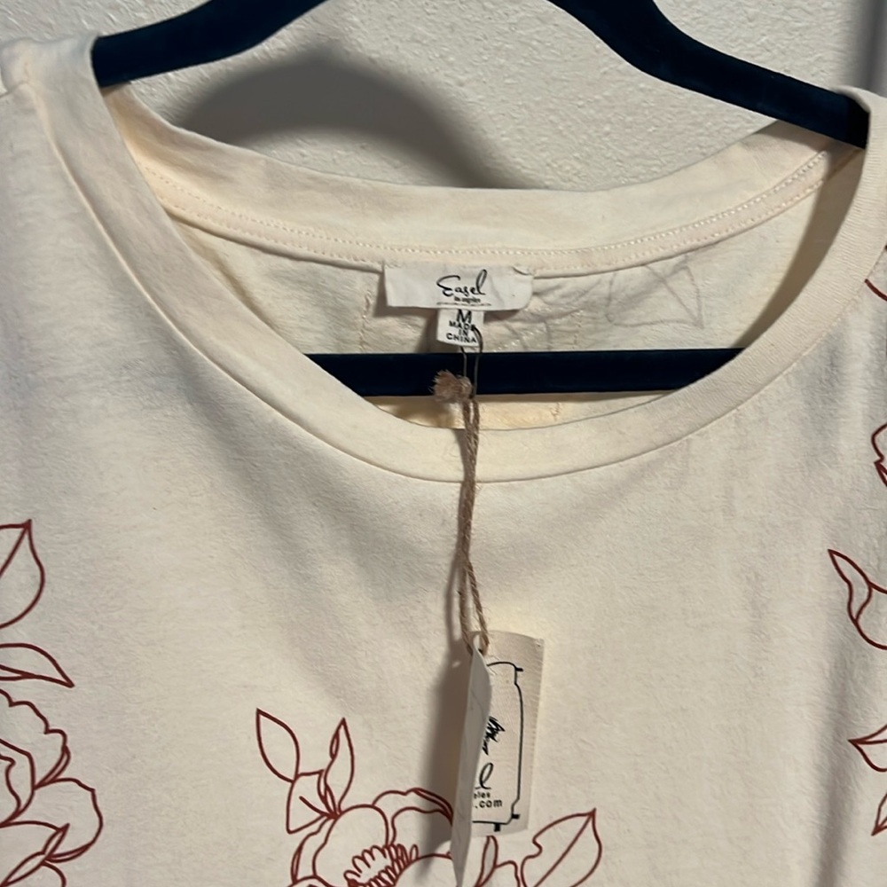 Easel size medium NWT tee
